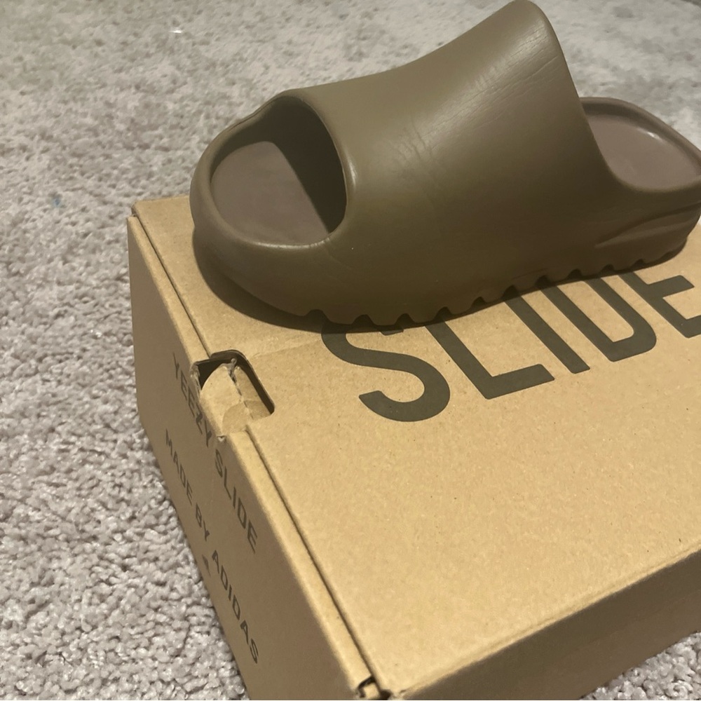 yeezy slide, earth brown color way - Picture 8 of 10